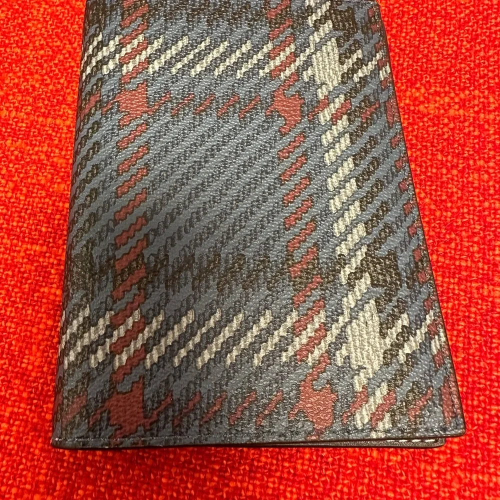 ❤️❤️❤️Coach passport case with plaid gunmetal/midnight navy multi color❤️❤️❤️ - Picture 2 of 5